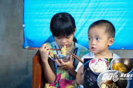 Những đứa trẻ bất hạnh ở gia đình bố xơ gan, mẹ chết không có tiền mua quan tài chôn cất