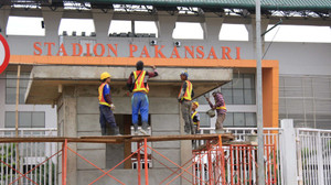 Sân đấu trận Indonesia vs Việt Nam: Cỏ chết khô, không có bãi đỗ xe