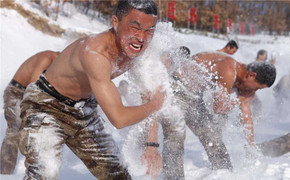 Binh sỹ Trung quốc cởi trần tắm tuyết dưới trời -20 độ C