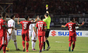 Bán kết AFF Cup 2016: 'Cầu thủ Việt Nam đáng nhận thẻ đỏ'