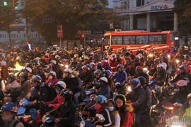 Mọi ngả đường về Thủ đô sau Tết dương lịch đều kẹt cứng