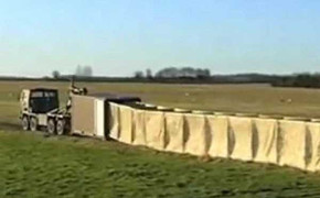 Xem quân đội Mỹ dựng hàng rào phòng thủ dài 300m chỉ trong 60 giây