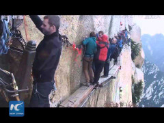 'Rợn tóc gáy' con đường leo núi nguy hiểm nhất ở Trung Quốc