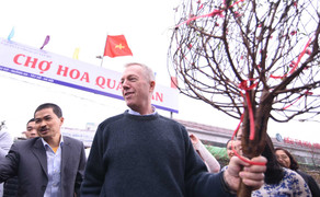 Đại sứ Mỹ Ted Osius đi chợ hoa mua đào chơi Tết