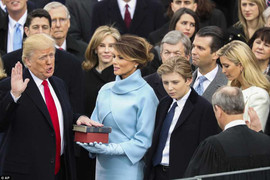 Khoảnh khắc Donald Trump chính thức trở thành Tổng thống Mỹ