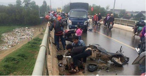 Xe máy va chạm xe tải, 3 người rơi xuống cầu: Tạm giữ tài xế gây tai nạn
