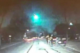 Cầu lửa khổng lồ màu xanh kỳ bí sáng rực trời đêm ở Mỹ