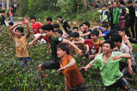 Đổ máu trong lễ hội cướp Phết Hiền Quan: 'Bọn trẻ thời nay ăn thua quá!'