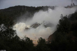 Mỹ chạy đua với thời gian, sửa đập sắp vỡ trước cơn bão lớn