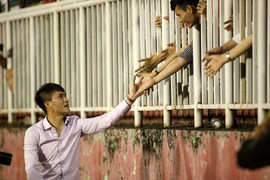 Công Vinh tặng CĐV Long An vé đi du lịch Thái Lan