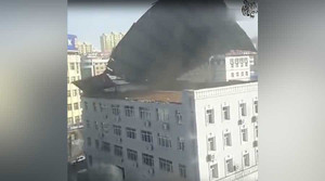 Trung Quốc: Gió mạnh giật tung mái nhà cao tầng