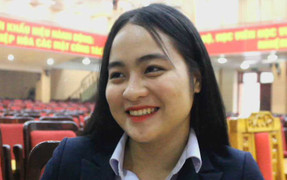 Chiến sỹ công an vượt đèo dốc trao quà cho học sinh nghèo Lạng Sơn