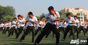 Chiến sỹ công an vượt đèo dốc trao quà cho học sinh nghèo Lạng Sơn