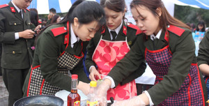 Chiến sỹ công an vượt đèo dốc trao quà cho học sinh nghèo Lạng Sơn