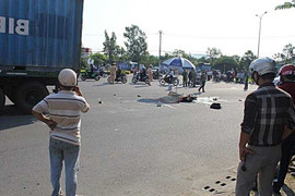 Xe máy va chạm container, 2 người thương vong