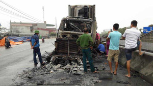 Xe container bốc cháy dữ dội cạnh cây xăng ở Thanh Hóa