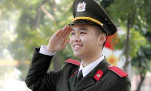 Chiến sỹ công an vượt đèo dốc trao quà cho học sinh nghèo Lạng Sơn