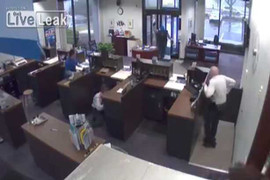 Pha đấu súng khủng khiếp giữa bảo vệ và tên cướp ngân hàng