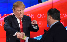 Video: Những khoảnh khắc bắt tay 'không giống ai' của ông Trump