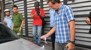 Ông Tây vò nát giấy niêm phong, ngồi lên đầu xe gây phẫn nộ