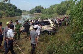 Thi thể tài xế cùng ôtô chìm dưới đáy sông La Ngà