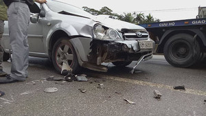 Xe máy tông ô tô, 3 mẹ con thương vong trên đường đến trường