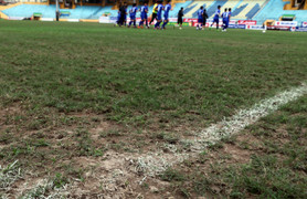 Việt Nam vs Đài Loan: Cận cảnh sân đấu như mặt ruộng khiến HLV Hữu Thắng 'chán chả buồn nói'