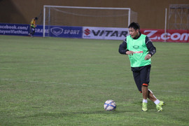 Tuyển Việt Nam rèn thể lực, HLV Hữu Thắng trực tiếp 'thị phạm' cho các học trò