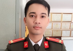 Chiến sỹ công an vượt đèo dốc trao quà cho học sinh nghèo Lạng Sơn