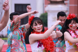 Chiến sỹ công an vượt đèo dốc trao quà cho học sinh nghèo Lạng Sơn