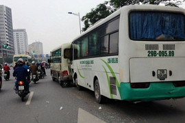 Xe đưa tang gây tai nạn liên hoàn trên phố Hà Nội