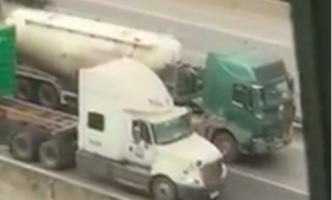 Truy tìm xe bồn và xe container dàn hàng, chạy 'như rùa bò' ở đường trên cao