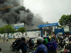 Đang cháy lớn khu nhà xưởng trên đường Phạm Hùng