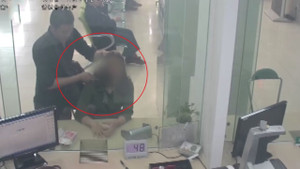 Nhân viên ngân hàng mưu trí giải cứu con tin, hạ gục tên cướp vũ trang