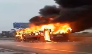 Video: Xe giường nằm bốc cháy dữ dội trên quốc lộ 1A