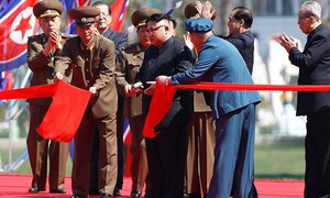 Video, ảnh: Ông Kim Jong-un cắt băng khánh thành khu phố tráng lệ, hiện đại nhất Triều Tiên