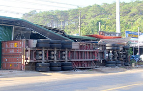 Xe container gây tai nạn liên hoàn trên đường Hồ Chí Minh, 5 người thương vong