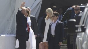 Triều Tiên phóng tên lửa, ông Trump và gia đình thoải mái đi nhà thờ nghỉ lễ
