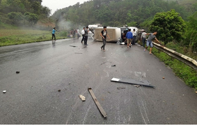 Hai xe khách tông nhau thảm khốc, 6 người bị thương