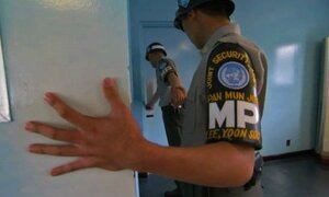 Vì sao binh sỹ Hàn Quốc luôn nắm tay nhau khi mở cửa thông sang Triều Tiên?