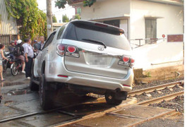 Tàu phải dừng khẩn cấp vì ô tô mắc kẹt trên đường ray