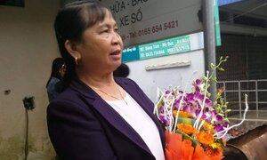 Dân Đồng Tâm mua hoa, treo cờ đón Chủ tịch Hà Nội về đối thoại