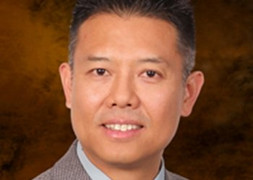 Giáo sư mặc quần đùi giảng bài khiến dân mạng xôn xao: 'Con voi cũng có thể biết bay'