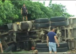 Hà Tĩnh: Xe chở cát bị lật, đè 2 người chết thảm