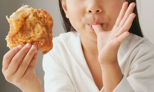 Cha mẹ hoảng hồn vì con trẻ 2-3 tuổi đã vỡ giọng, ngực như thiếu nữ