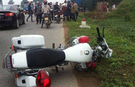 Đang làm nhiệm vụ, một CSGT bị tông xe nguy kịch