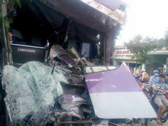 Xe khách đâm lật container, tài xế chết thảm trong cabin