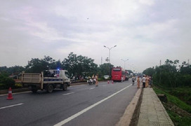 5 chiếc ô tô tông liên hoàn ở Huế, hơn 20 người bị mắc kẹt