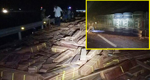 Xe đầu kéo lật trên quốc lộ, CSGT thức suốt đêm bảo vệ hàng chục tấn gỗ