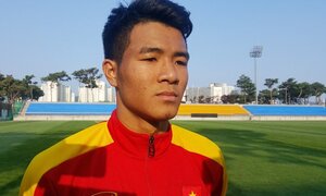 Hà Đức Chinh quyết ghi bàn vào lưới U20 Pháp